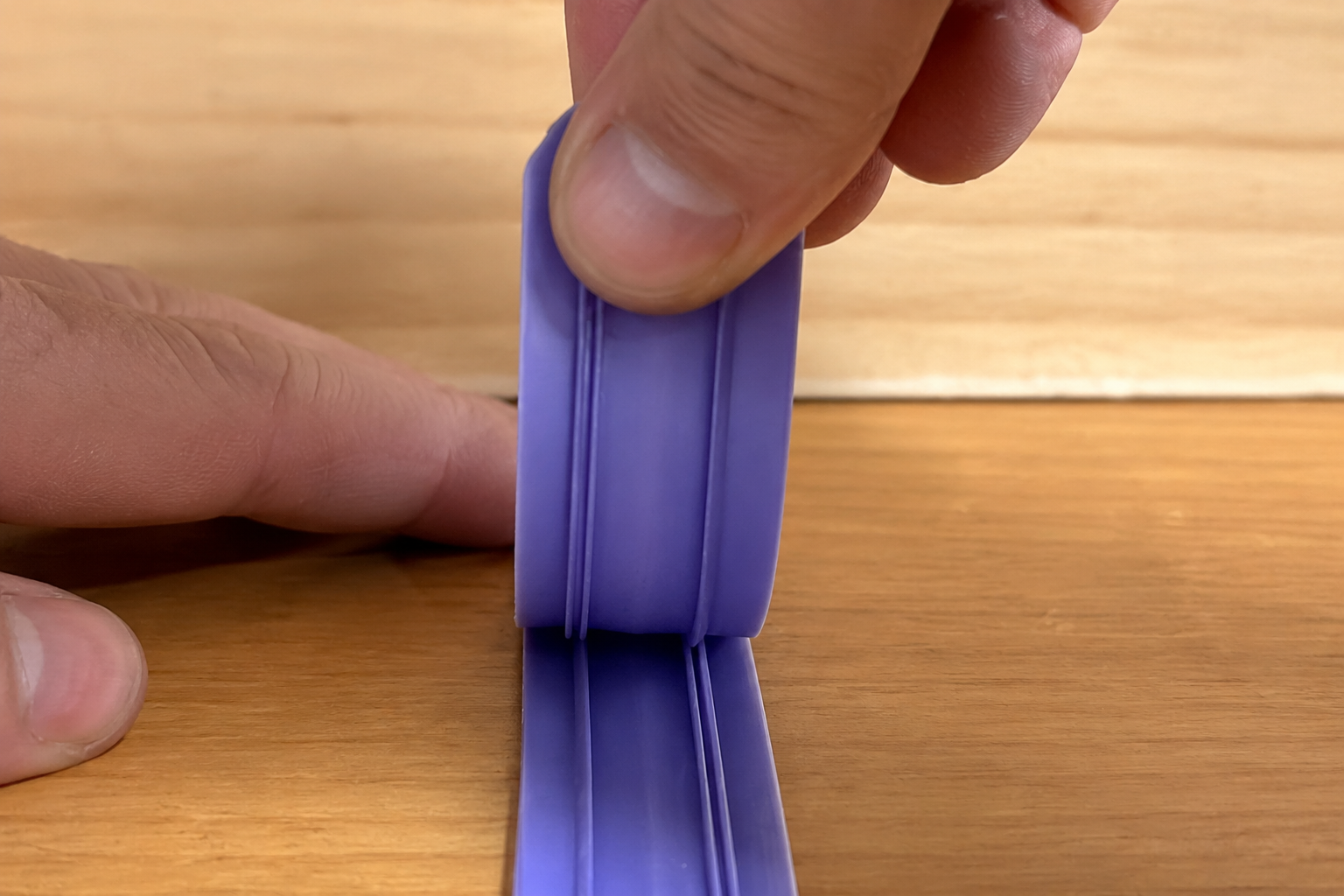 Macro del sistema de rail y canaleta ECOFIXWEAR con banda reflectante